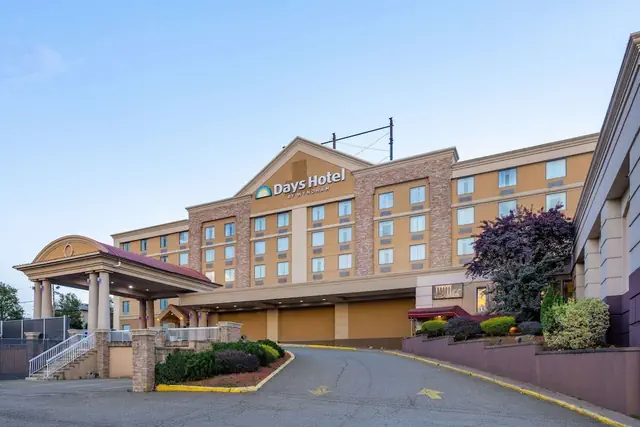 Photo 1 - Days Hotel by Wyndham North Bergen /NYC Area
