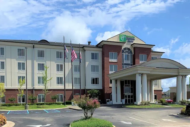 Photo 1 - Holiday Inn Express & Suites Tuscaloosa-University by IHG