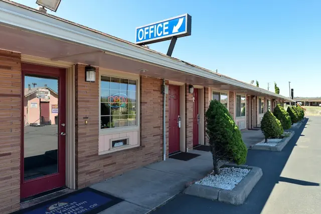 Photo 1 - Americas Best Value Inn & Suites Klamath Falls