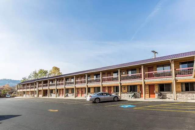 Photo 1 - Econo Lodge Inn & Suites Kalispell - Glacier National Park Gateway