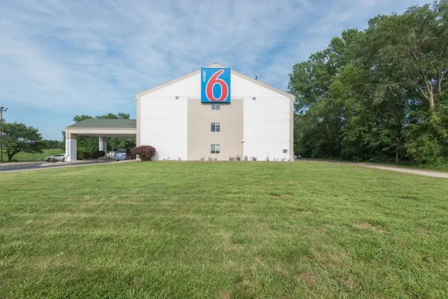 Photo 1 - Motel 6 Lawrence, KS
