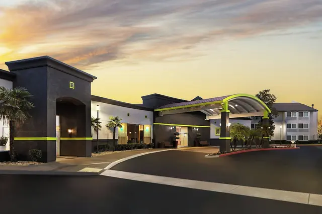 Photo 1 - Courtyard by Marriott Sacramento Cal Expo