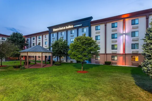Photo 1 - Days Inn and Suites by Wyndham Hammond, IN