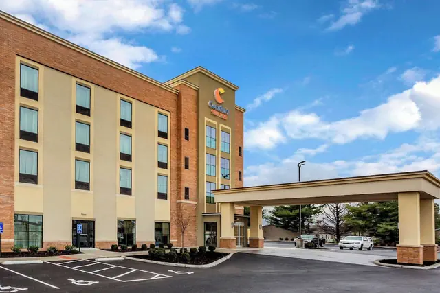 Photo 1 - Comfort Suites Bowling Green Southeast