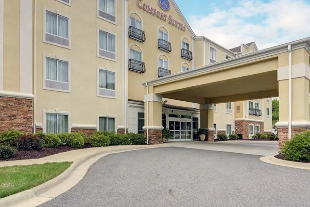 Photo 1 - Comfort Suites near Hot Springs Park