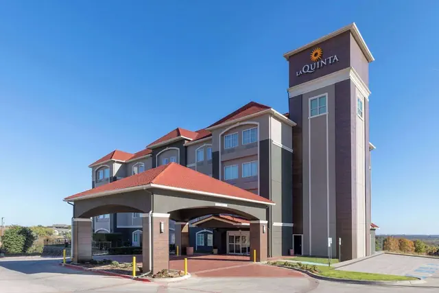 Photo 1 - La Quinta Inn & Suites by Wyndham Fort Worth - Lake Worth