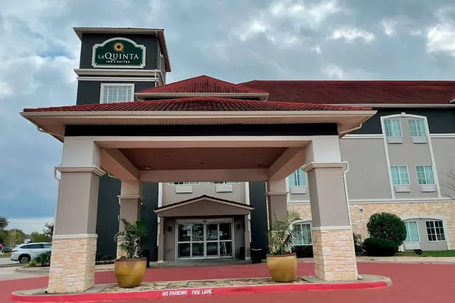 Photo 1 - La Quinta Inn & Suites by Wyndham Waxahachie