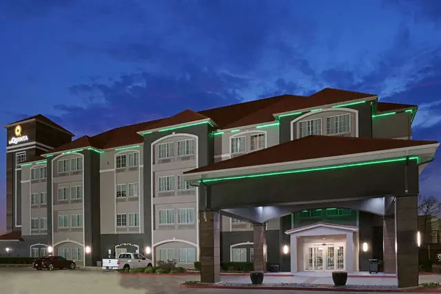 Photo 1 - La Quinta Inn & Suites by Wyndham Fort Worth Arlington West
