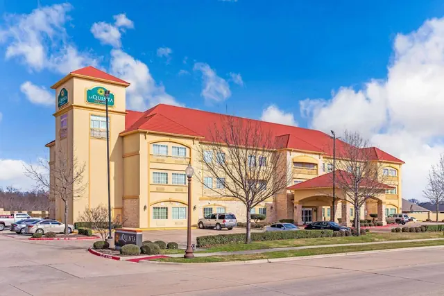 Photo 1 - La Quinta Inn & Suites by Wyndham Ennis