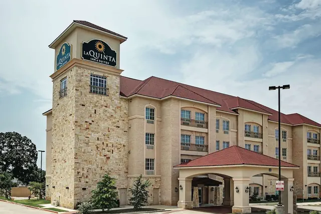 Photo 1 - La Quinta Inn & Suites by Wyndham DFW Airport West - Euless