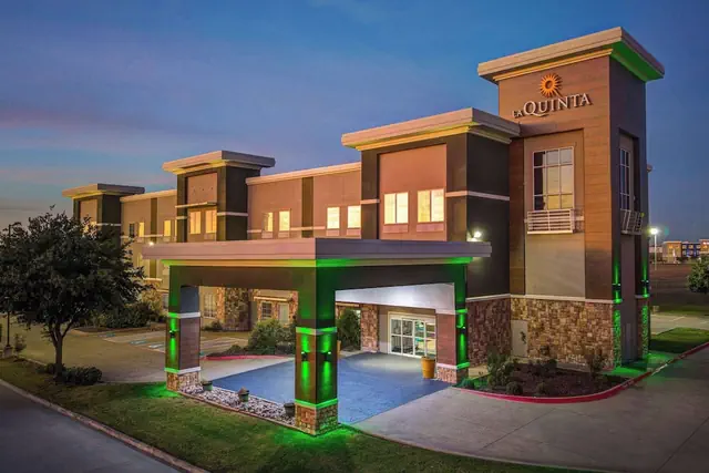 Photo 1 - La Quinta Inn & Suites by Wyndham Ft. Worth - Forest Hill TX