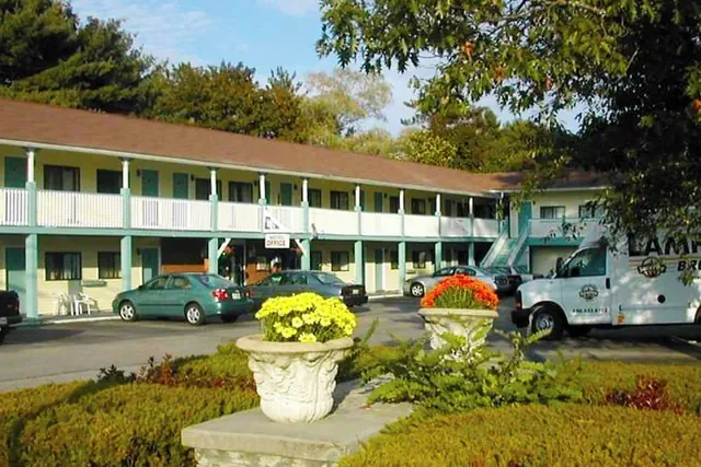 Photo 1 - Hampton Motor Inn
