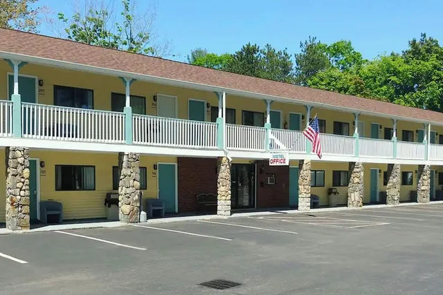 Photo 1 - Hampton Motor Inn