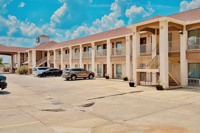 Photo 1 - Magnolia Inn And Suites
