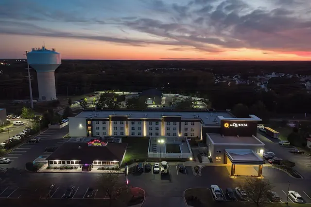 Photo 1 - La Quinta Inn & Suites by Wyndham Lexington Park - Patuxent