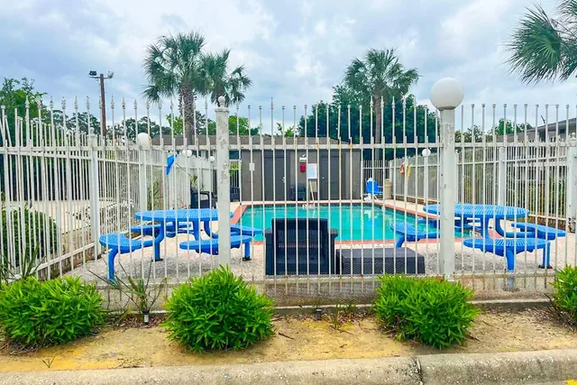 Photo 1 - OYO Townhouse Beaumont Medical Center Area I-10
