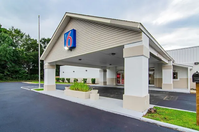 Photo 1 - Motel 6 Bay Minette, AL