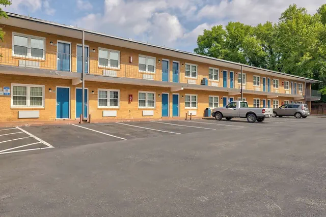 Photo 1 - Motel 6 Falls Church, VA - Arlington Boulevard