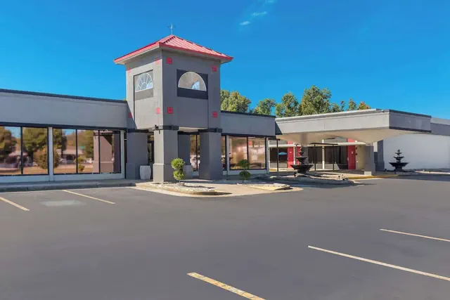 Photo 1 - Econo Lodge Cave City