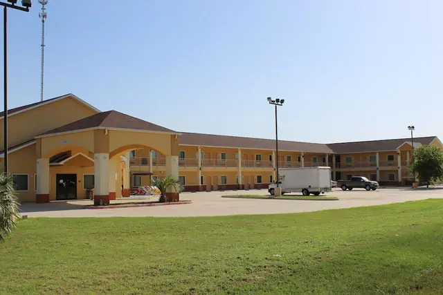 Photo 1 - Horizon Inn & Suites - Pearsall