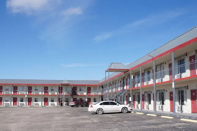 Photo 1 - Super 7 Inn