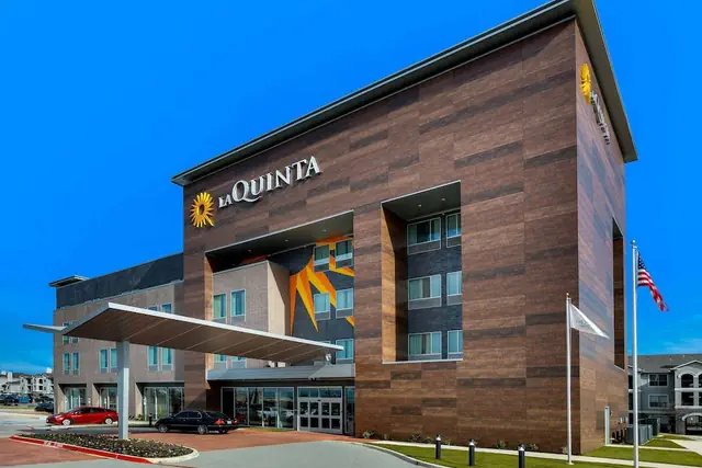 Photo 1 - La Quinta Inn & Suites by Wyndham DFW West-Glade Parks