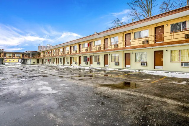 Photo 1 - OYO Hotel Downtown Peoria I-74