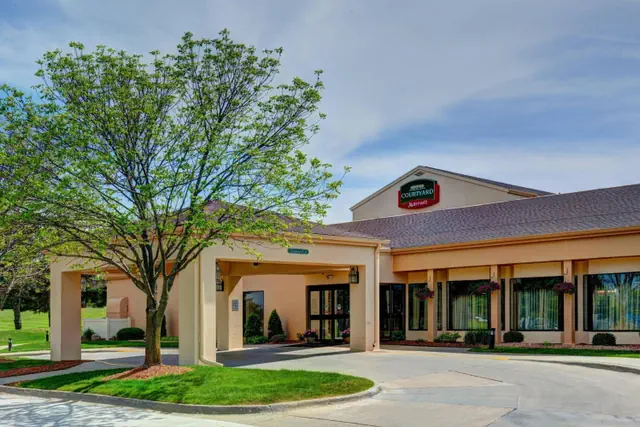Photo 1 - Courtyard Des Moines West/Clive