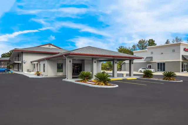 Photo 1 - Red Roof Inn & Suites Thomasville