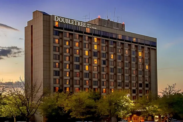 Photo 1 - DoubleTree by Hilton Hotel St. Louis - Chesterfield