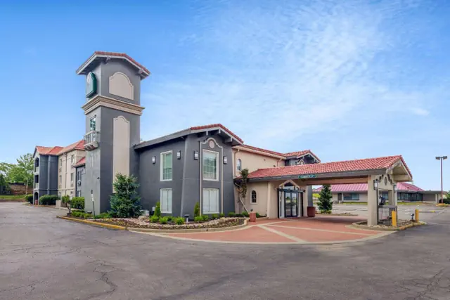 Photo 1 - La Quinta Inn by Wyndham Kansas City Lenexa