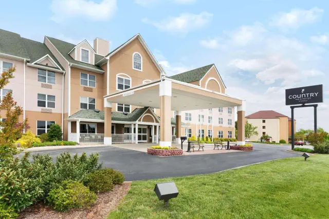 Photo 1 - Country Inn & Suites by Radisson, Burlington Elon , NC
