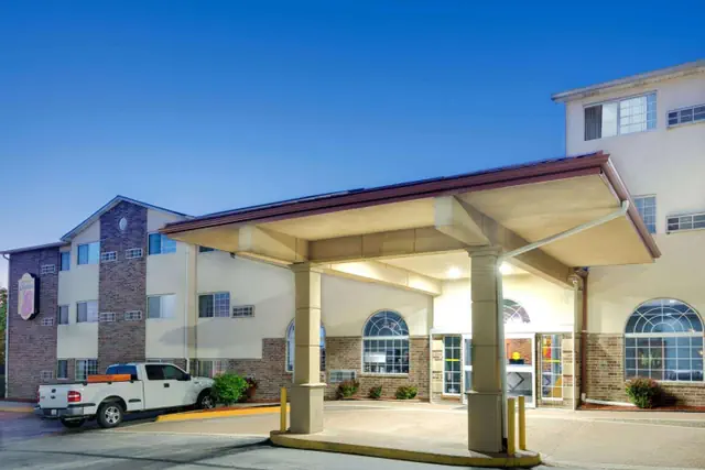 Photo 1 - Super 8 by Wyndham Kansas City