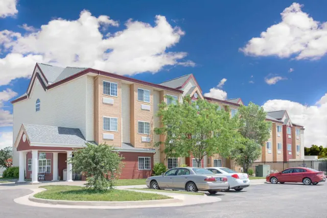 Photo 1 - Days Inn & Suites by Wyndham Hutchinson