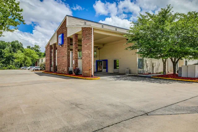 Photo 1 - Motel 6-Greensboro, NC - Airport