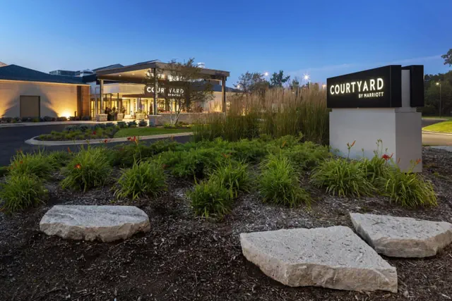 Photo 1 - Courtyard by Marriott Chicago Waukegan / Gurnee