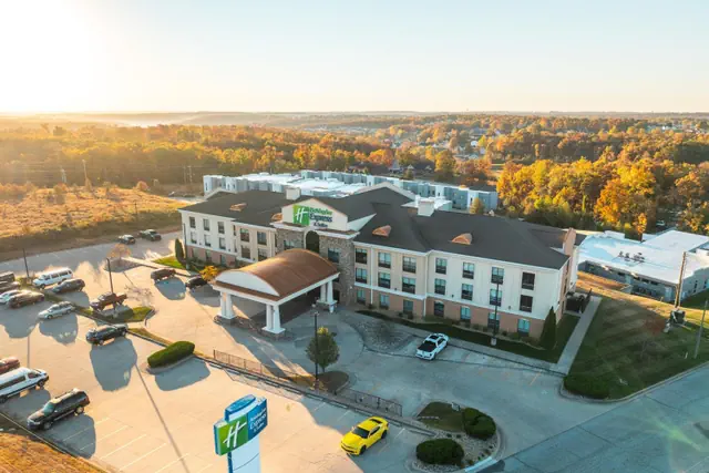 Photo 1 - Holiday Inn Express Hotel and Suites Saint Robert by IHG