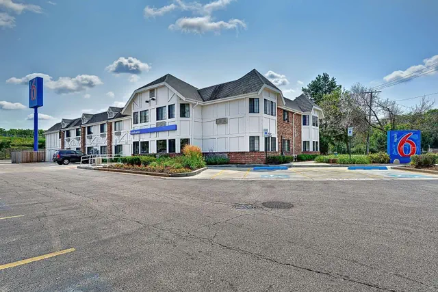 Photo 1 - Motel 6-Glenview, IL - Chicago North
