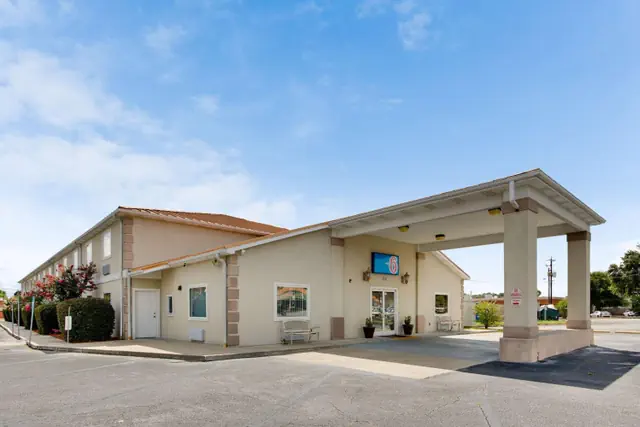 Photo 1 - Motel 6-Hinesville, GA