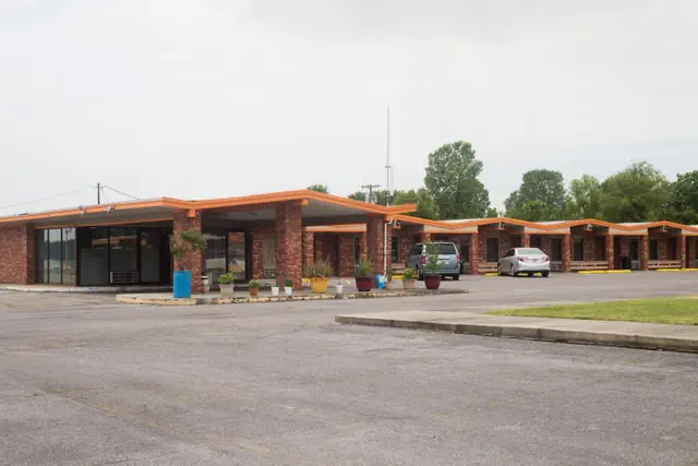 Photo 1 - OYO Hickory House Inn