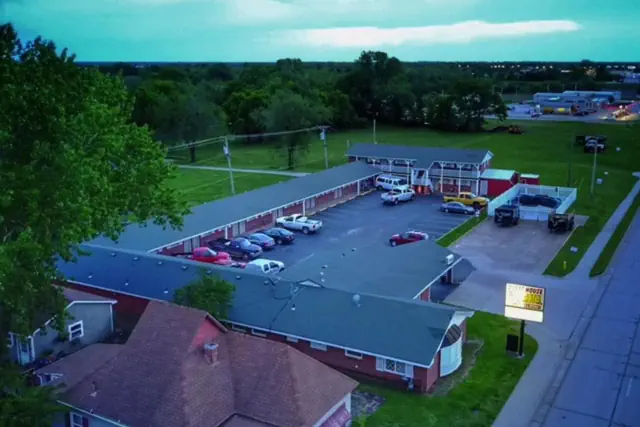 Photo 1 - Guest House Motel Chanute