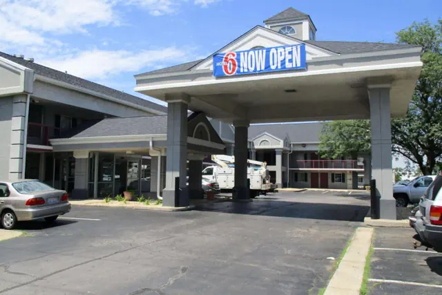 Photo 1 - Motel 6-Alsip, IL