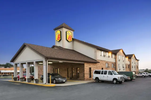Photo 1 - Super 8 by Wyndham Mount Vernon, IL