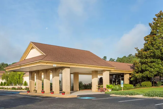 Photo 1 - Clarion Inn Southern Pines - Pinehurst