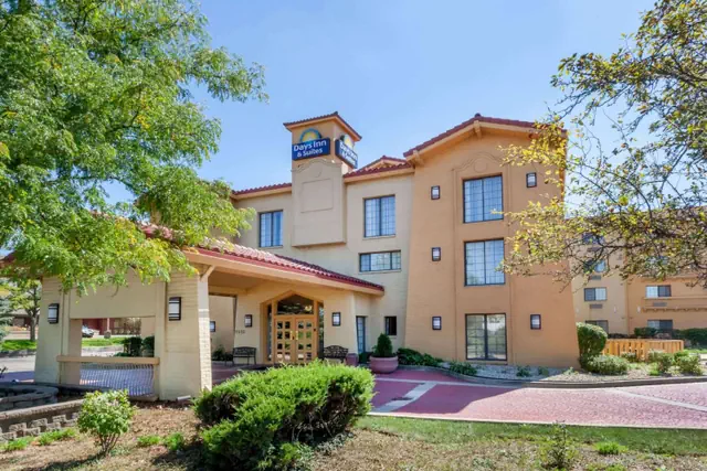 Photo 1 - Days Inn & Suites by Wyndham Arlington Heights