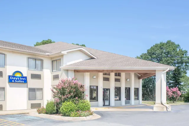 Photo 1 - Days Inn & Suites by Wyndham Brinkley