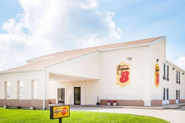 Photo 1 - Super 8 by Wyndham Lincoln