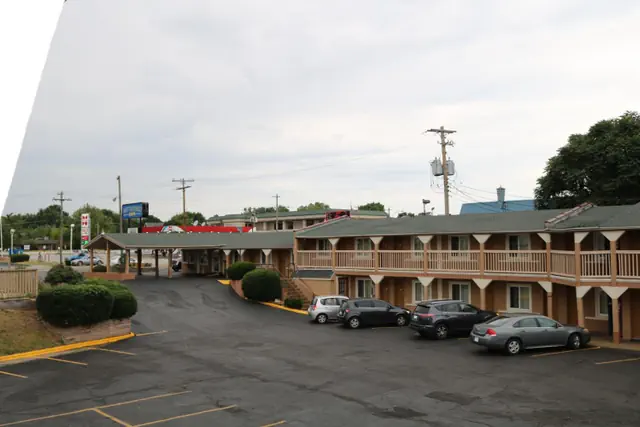 Photo 1 - Battlefield Inn Springfield