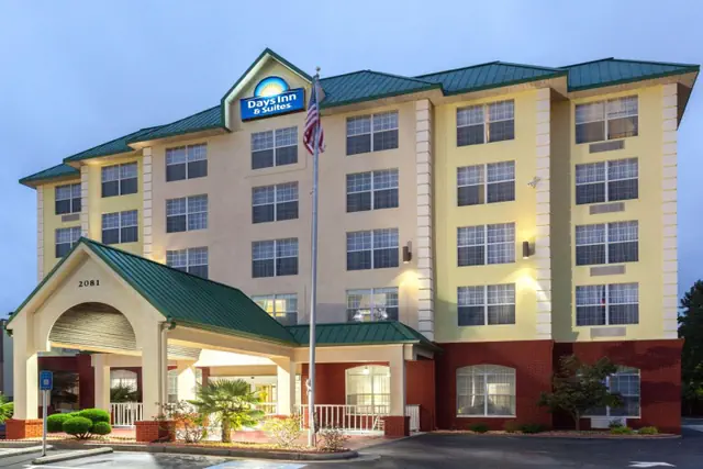 Photo 1 - Days Inn & Suites by Wyndham Tucker/Northlake