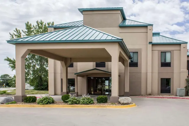 Photo 1 - Econo Lodge Ankeny - Des Moines